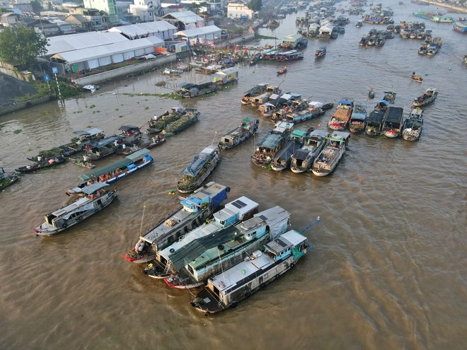 View - Khách Tây dậy sớm ăn bánh canh, uống cà phê trên chợ nổi, thích thú trải nghiệm không khí Tết miền Tây