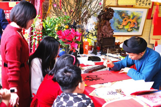 Người d&acirc;n Thủ đ&ocirc; chen ch&acirc;n xin chữ đầu năm tại Văn Miếu - Quốc Tử Gi&aacute;m - Ảnh 4.