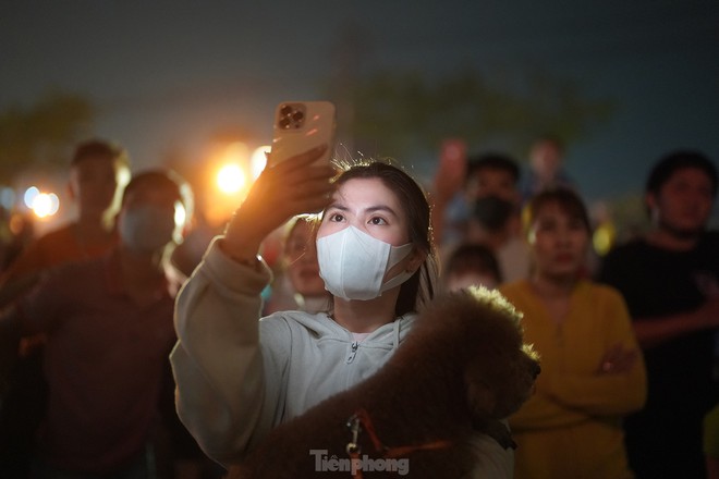 Người dân ngoại ô TPHCM mãn nhãn với màn pháo hoa bắn... xuyên tán cây - Ảnh 11.