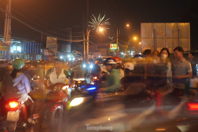 Người dân ngoại ô TPHCM mãn nhãn với màn pháo hoa bắn... xuyên tán cây - Ảnh 25.