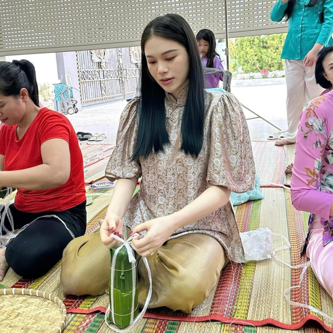 Linh Rin Tết đầu tiên làm dâu tỷ phú: Đứng trong biệt thự nhà chồng, chụp góc nghiêng thôi cũng ngập khí chất hào môn - Ảnh 9.