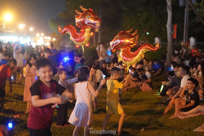 Người dân ngoại ô TPHCM mãn nhãn với màn pháo hoa bắn... xuyên tán cây - Ảnh 7.