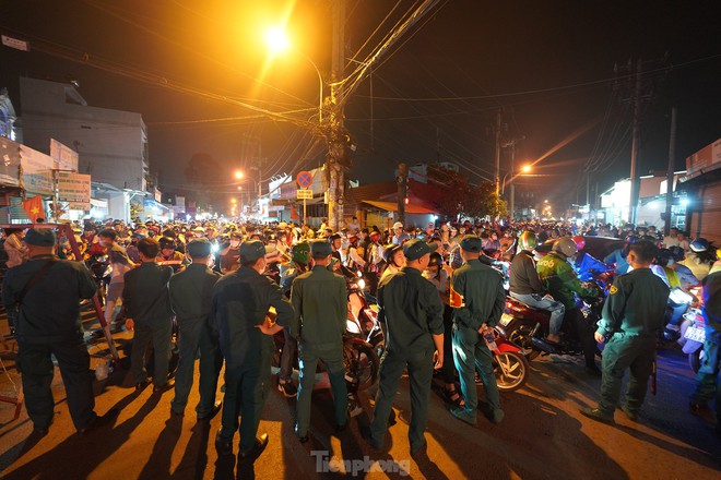 Người dân ngoại ô TPHCM mãn nhãn với màn pháo hoa bắn... xuyên tán cây - Ảnh 5.