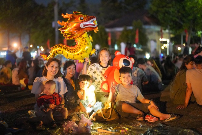 Người dân ngoại ô TPHCM mãn nhãn với màn pháo hoa bắn... xuyên tán cây - Ảnh 4.