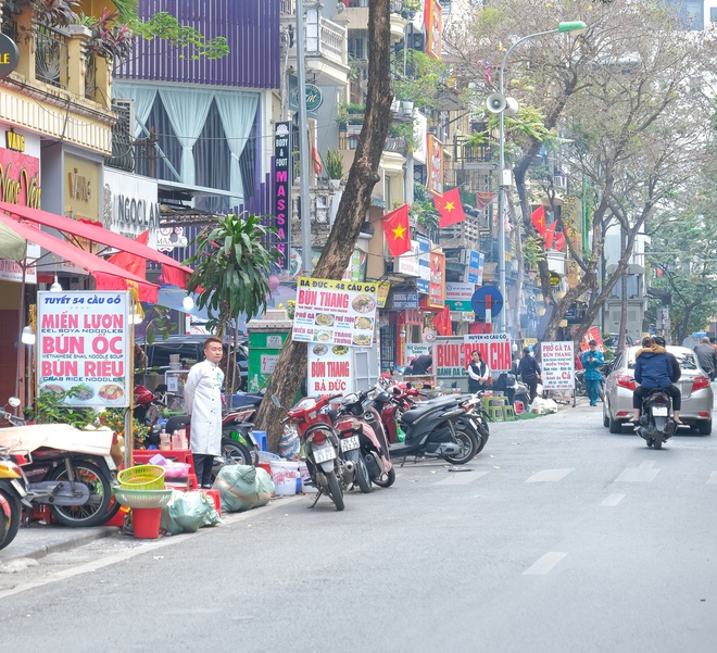 View - Hà Nội mùng 1 Tết: Dân tình tấp nập đi ăn bún riêu, bún ốc, khách Tây cũng tưng bừng hưởng ứng Tết Thủ đô