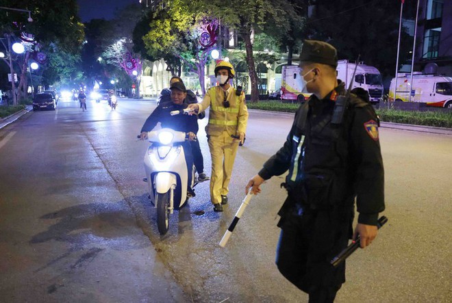 Đêm 30 Tết: CSGT Hà Nội trực 100% quân số, nam thanh niên mang pháo nổ đi chơi bị “tóm gọn” - Ảnh 4.