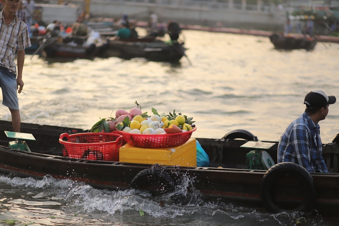 View - Khách Tây dậy sớm ăn bánh canh, uống cà phê trên chợ nổi, thích thú trải nghiệm không khí Tết miền Tây