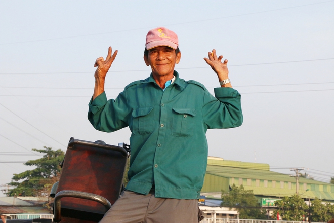 View - Khách Tây dậy sớm ăn bánh canh, uống cà phê trên chợ nổi, thích thú trải nghiệm không khí Tết miền Tây