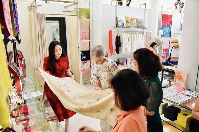 Thế hệ thứ 3 của T&acirc;n Mỹ: Chiếc khăn th&ecirc;u tay gửi nơi tiền chiến, nu&ocirc;i dưỡng t&acirc;m hồn 3 thế hệ suốt hơn 50 năm - Ảnh 3.