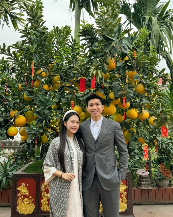 Mùng 1 của hội WAG nổi tiếng ăn tết nhà chồng: Chu Thanh Huyền xách túi hàng hiệu, Hải My dịu dàng, Quỳnh Anh bị dìm dáng - Ảnh 5.