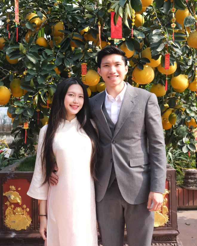 Mùng 1 của hội WAG nổi tiếng ăn tết nhà chồng: Chu Thanh Huyền xách túi hàng hiệu, Hải My dịu dàng, Quỳnh Anh bị dìm dáng - Ảnh 3.