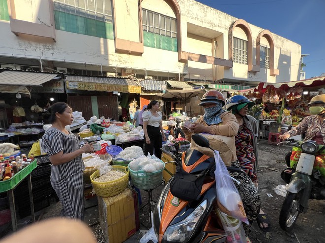 TPHCM: Phiên chợ đầu năm mua nhanh, bán lẹ - Ảnh 2.