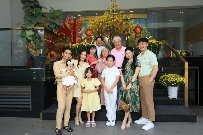 Khánh Thi - Phan Hiển khoe loạt ảnh gia đình 5 thành viên diện áo dài cực đẹp - Ảnh 4.