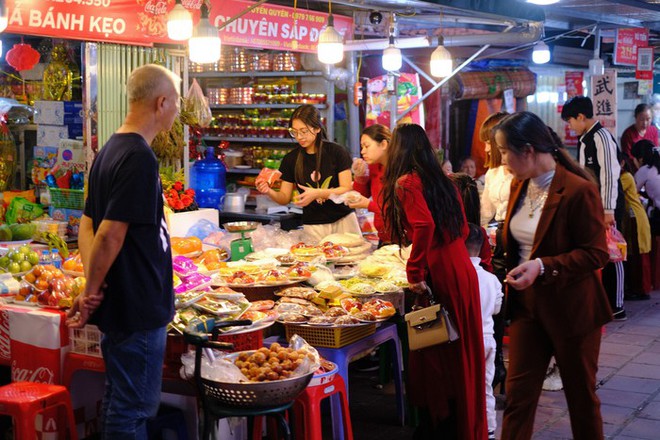 “Biển người” chen chân đi lễ Phủ Tây Hồ, nhiều hàng bánh tôm kiếm bộn tiền trong ngày Tết - Ảnh 7.