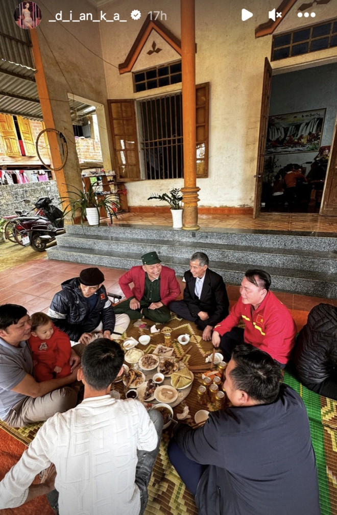 Không son phấn, vợ Tây của Tiến Dũng ghi điểm tuyệt đối khi về quê chồng ăn tết: Đăng toàn ảnh bố mẹ chồng, còn biết hát ru con - Ảnh 2.