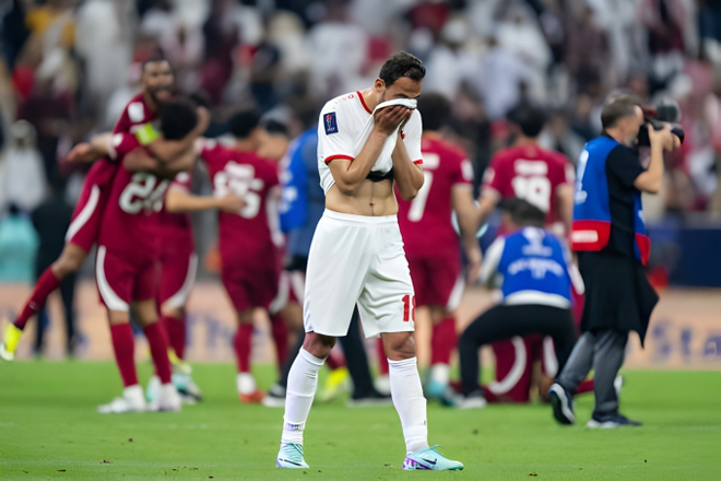 Cầu thủ Jordan đổ gục tiếc nuối khi lỡ chức vô địch Asian Cup, vẫn có hành động cực đẹp với nhà vô địch - Ảnh 2.