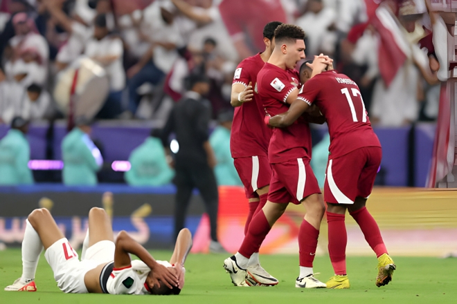 Cầu thủ Jordan đổ gục tiếc nuối khi lỡ chức vô địch Asian Cup, vẫn có hành động cực đẹp với nhà vô địch - Ảnh 1.