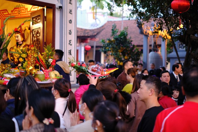 “Biển người” chen chân đi lễ Phủ Tây Hồ, nhiều hàng bánh tôm kiếm bộn tiền trong ngày Tết - Ảnh 3.