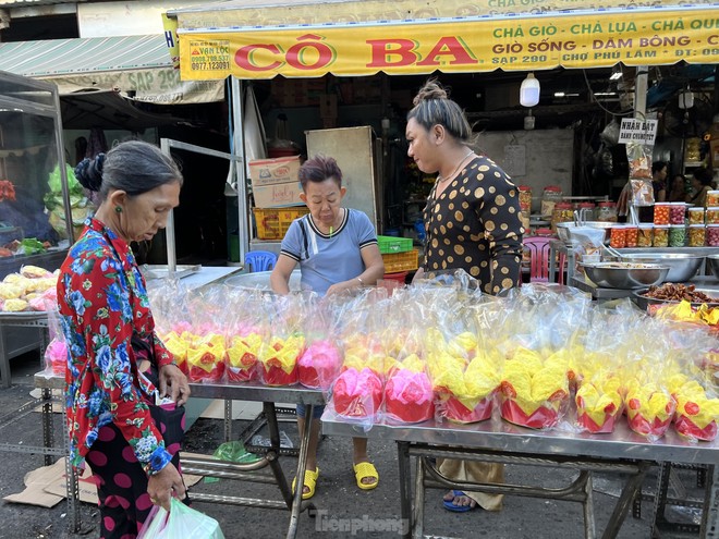 TPHCM: Phiên chợ đầu năm mua nhanh, bán lẹ - Ảnh 7.