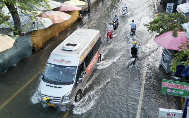 Đỉnh triều cường ở TP.HCM vượt b&aacute;o động 3 - Ảnh 1.