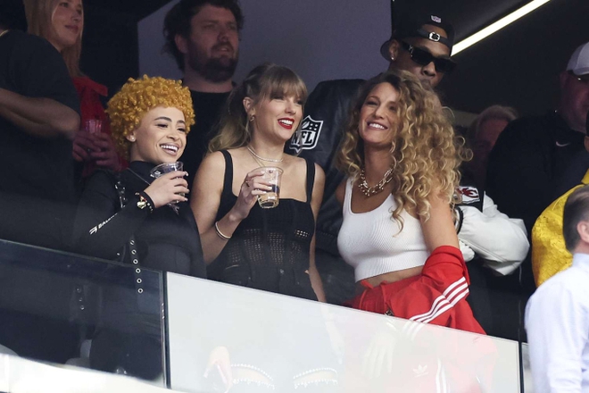 Dàn siêu sao đổ bộ Super Bowl: Taylor Swift dẫn hội chị em showbiz rầm rộ cổ vũ bạn trai, Kendall - vợ chồng Justin Bieber thái độ đối lập - Ảnh 5.