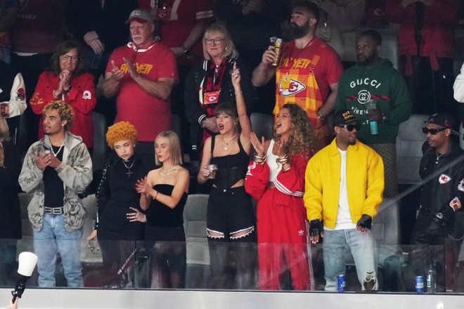 Dàn siêu sao đổ bộ Super Bowl: Taylor Swift dẫn hội chị em showbiz rầm rộ cổ vũ bạn trai, Kendall - vợ chồng Justin Bieber thái độ đối lập - Ảnh 3.