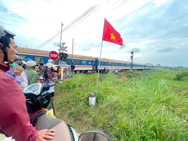 Băng qua đường sắt, 2 cô gái đi xe máy bị tàu hoả tông thương vong - Ảnh 1.