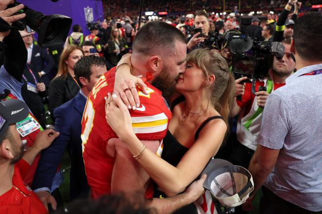 Taylor Swift g&acirc;y sốt khi h&ocirc;n bạn trai mừng v&ocirc; địch Super Bowl, ngờ đ&acirc;u video sầu nữ nước Mỹ bị đẩy ng&atilde; lại được b&agrave;n t&aacute;n nhiều hơn - Ảnh 3.