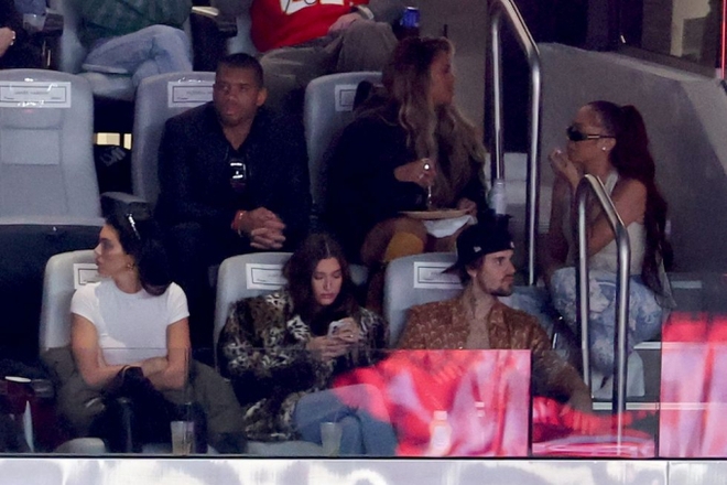 Dàn siêu sao đổ bộ Super Bowl: Taylor Swift dẫn hội chị em showbiz rầm rộ cổ vũ bạn trai, Kendall - vợ chồng Justin Bieber thái độ đối lập - Ảnh 15.
