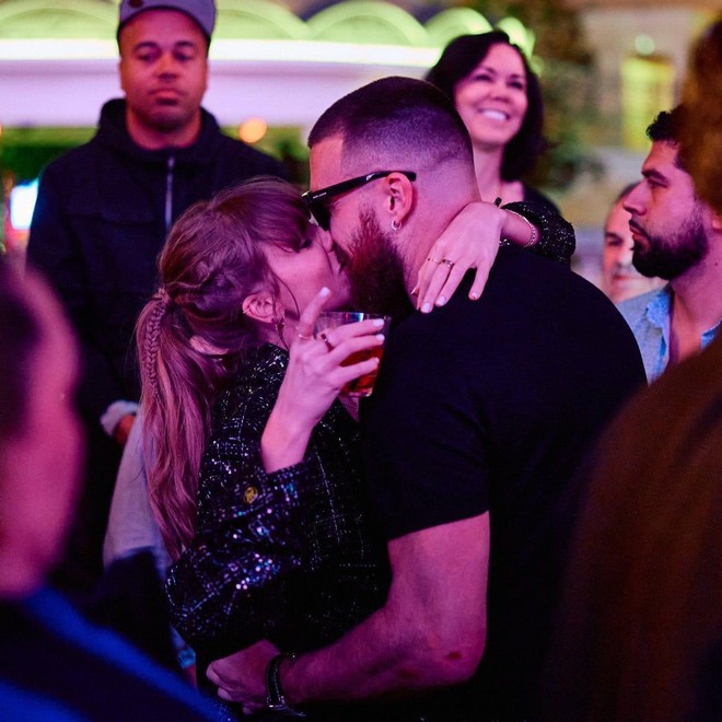 Taylor Swift hôn bạn trai trên nền nhạc Love Story &quot;remix giật giật&quot;, hướng về nhau hát bản hit &quot;duyên nợ&quot; với Kanye West! - Ảnh 2.