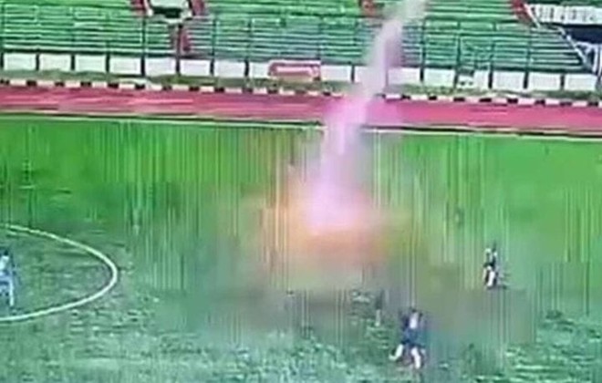 Cầu thủ Indonesia bị sét đánh tử vong ngay trên sân - Ảnh 1.