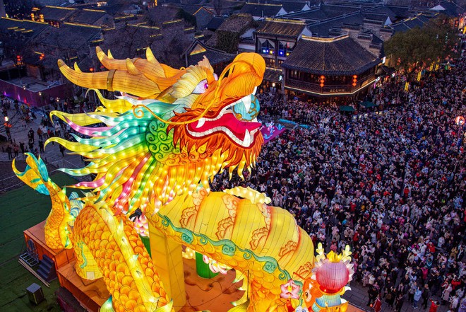 Trung Quốc những ngày du xuân: Hàng loạt lễ hội được tổ chức, biển người chật cứng đến check in gây choáng - Ảnh 1.