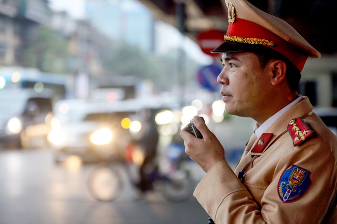 CSGT H&agrave; Nội cắm chốt chống &ugrave;n tắc đảm bảo an to&agrave;n cho người d&acirc;n tr&ecirc;n đường trở lại th&agrave;nh phố sau Tết - Ảnh 4.