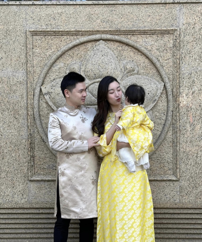 Hoa hậu Đỗ Mỹ Linh và chồng chủ tịch tụ tập cùng người thân đầu năm, một cử chỉ đủ thấy nàng hậu hạnh phúc khi làm dâu hào môn - Ảnh 2.