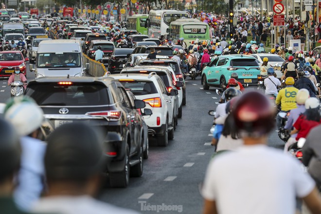 Đường phố TPHCM nhộn nhịp trở lại, nhiều tuyến kẹt cứng từ sớm - Ảnh 4.