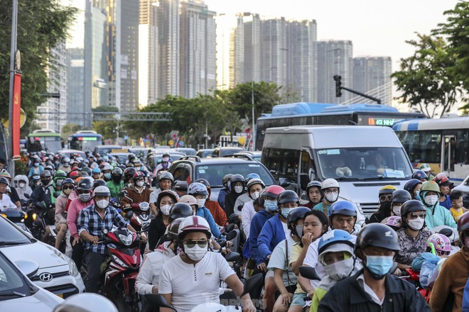 Đường phố TPHCM nhộn nhịp trở lại, nhiều tuyến kẹt cứng từ sớm - Ảnh 2.