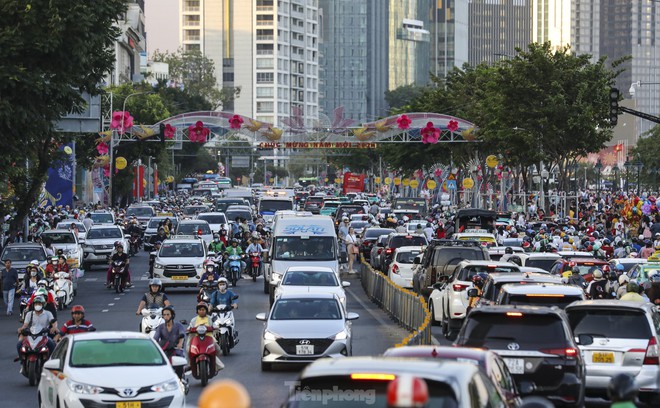 Đường phố TPHCM nhộn nhịp trở lại, nhiều tuyến kẹt cứng từ sớm - Ảnh 1.