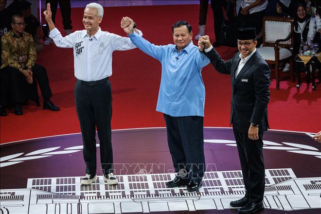 Indonesia dùng bò, voi, thuyền để đưa phiếu bầu đến tay cử tri nơi xa xôi - Ảnh 1.