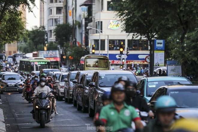Đường phố TPHCM nhộn nhịp trở lại, nhiều tuyến kẹt cứng từ sớm - Ảnh 12.