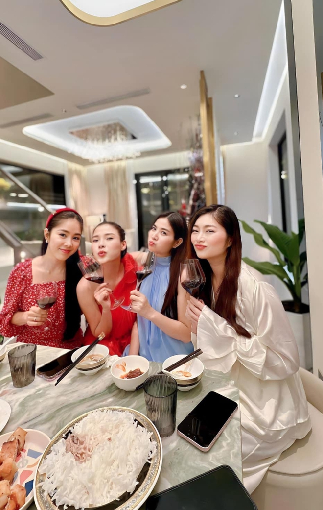 Tụ họp ng&agrave;y Tết b&ecirc;n hội bạn, diễn vi&ecirc;n Thanh Tr&uacute;c lộ loạt cử chỉ th&acirc;n mật nghi vấn hẹn h&ograve; với một sao nam Vbiz? - Ảnh 4.