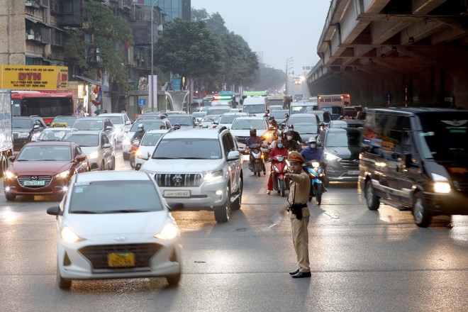 CSGT H&agrave; Nội cắm chốt chống &ugrave;n tắc đảm bảo an to&agrave;n cho người d&acirc;n tr&ecirc;n đường trở lại th&agrave;nh phố sau Tết - Ảnh 1.