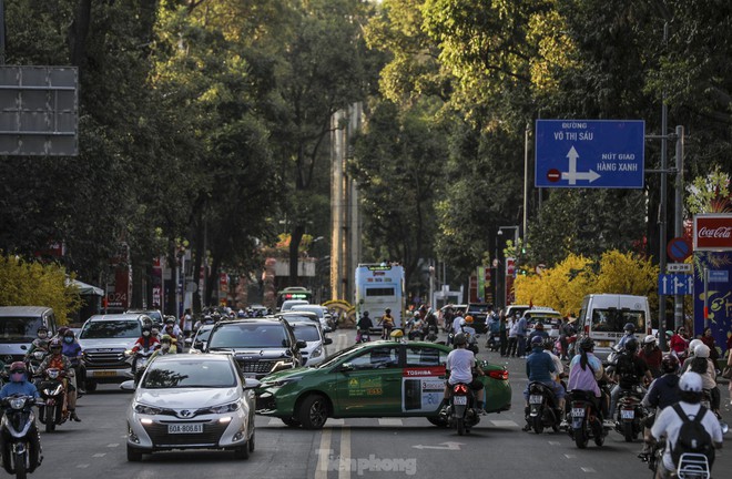 Đường phố TPHCM nhộn nhịp trở lại, nhiều tuyến kẹt cứng từ sớm - Ảnh 10.