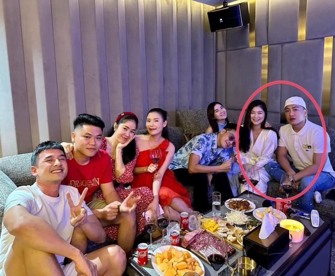 Tụ họp ng&agrave;y Tết b&ecirc;n hội bạn, diễn vi&ecirc;n Thanh Tr&uacute;c lộ loạt cử chỉ th&acirc;n mật nghi vấn hẹn h&ograve; với một sao nam Vbiz? - Ảnh 3.