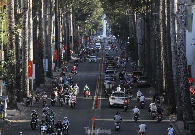 Đường phố TPHCM nhộn nhịp trở lại, nhiều tuyến kẹt cứng từ sớm - Ảnh 9.