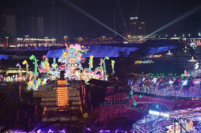 Trung Quốc: Rực rỡ sắc màu tại lễ hội đèn lồng Tự Cống - Ảnh 3.