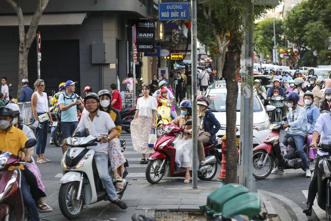Đường phố TPHCM nhộn nhịp trở lại, nhiều tuyến kẹt cứng từ sớm - Ảnh 7.