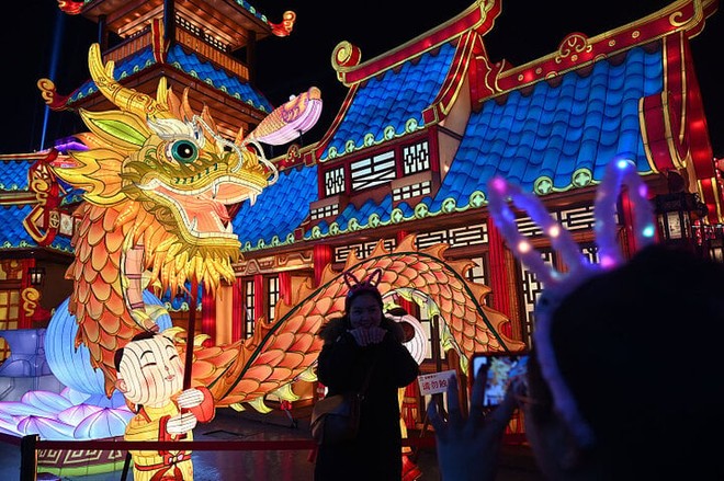 Trung Quốc: Rực rỡ sắc màu tại lễ hội đèn lồng Tự Cống - Ảnh 2.