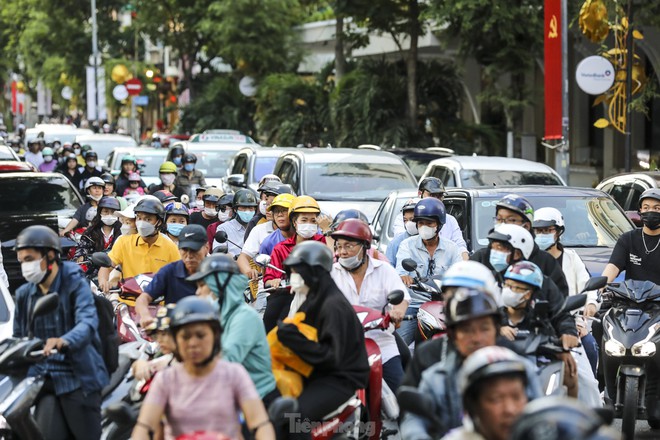Đường phố TPHCM nhộn nhịp trở lại, nhiều tuyến kẹt cứng từ sớm - Ảnh 6.