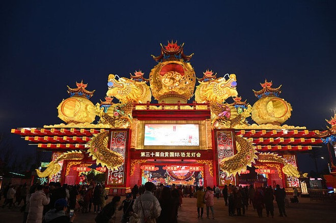 Trung Quốc: Rực rỡ sắc màu tại lễ hội đèn lồng Tự Cống - Ảnh 1.