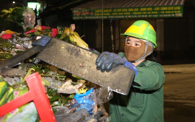 Bóng hồng bám đường xuyên Tết làm sạch từng con phố - Ảnh 4.